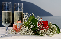 Calici con fiori sulla terrazza