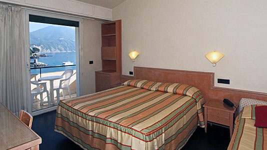 Camera con balcone fronte mare