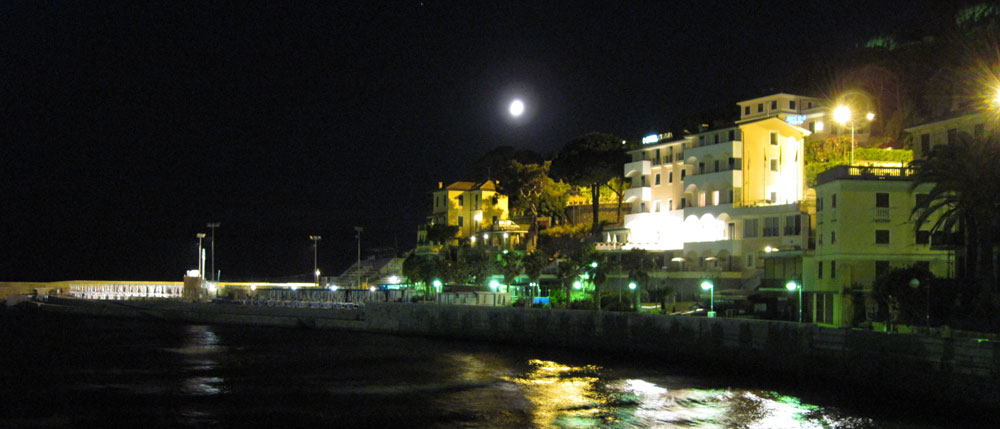 Hotel Elena visto di notte