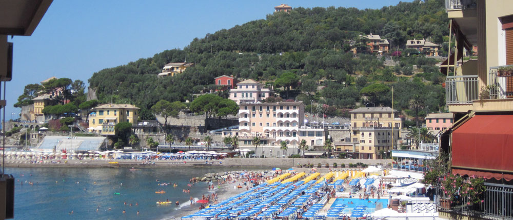 L'Hotel Elena visto dalla spiaggia di fronte al mare