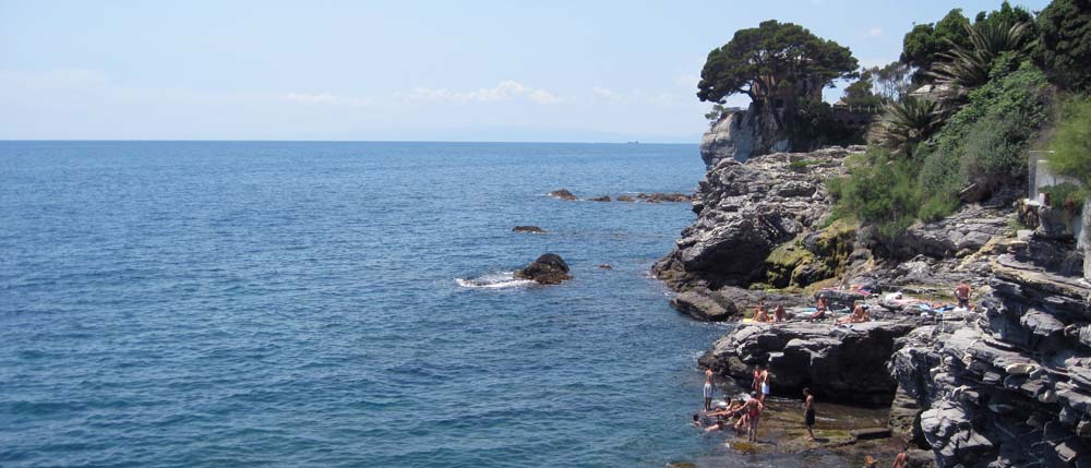 Spiaggia libera a Mulinetti, frazione di Recco (Genova)